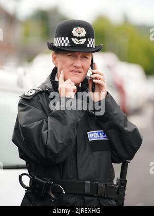 Le chef de police Serena Kennedy, de la police de Merseyside à Kinggaining Avenue, Knotty Ash, Liverpool, où Olivia Pratt-Korbel, âgée de neuf ans, a été mortellement abattu lundi soir. Les gens de Liverpool ont été invités à se tourner vers le tireur masqué qui a tué Olivia alors qu'il avait pourchassé sa cible dans sa maison. Date de la photo: Mercredi 24 août 2022. Banque D'Images