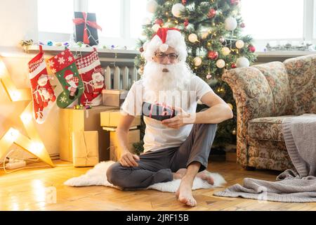 Joyeux Père Noël, Saint Nicolas tenant une lettre regardant la caméra, parlant à la webcam vidéo d'appel ou d'enregistrement bonne année, Joyeux Noël Banque D'Images