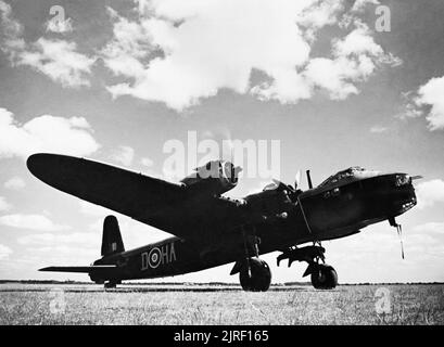 Stirling Mk I court du No 218 Squadron RAF à Marham, Norfolk, en juin 1942. Mark Stirling court I, N3725 'HA-D', du no 218 Squadron RAF, exécutant son moteur extérieur tribord à Marham, Norfolk. Banque D'Images