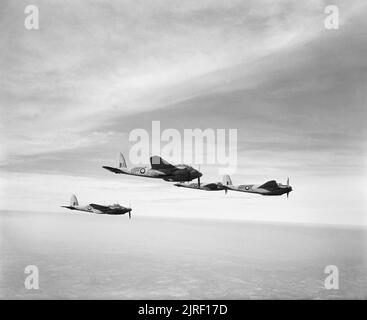 Les avions de la Royal Air Force 1939-1945- de Havilland DH 98 Mosquito. Formation de quatre marque Mosquito de IIs No 605 Squadron RAF basés à Ford, Sussex en vol. Banque D'Images