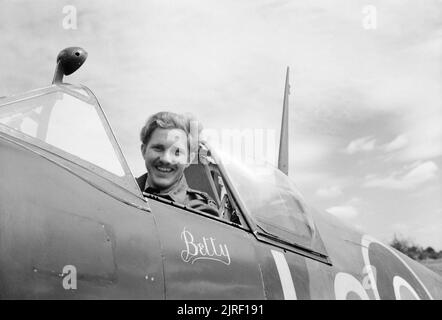 Royal Air Force- 2nd Tactical Air Force, 1943-1945. Le chef d'escadron J J Le Roux, Commandant de l'escadron no 602 RAF dans le pilotage de son Supermarine Spitfire Mark IX, 'Betty', à B11/longues, de Normandie. Le Roux, un sud africain, a rejoint No 73 Squadron RAF en France en 1940. Il a été abattu douze fois, mais avons eu plus de chance avec l'escadron no 91 en 1941 et 1942, abattant huit avions ennemis avant de rejoindre No 111 Squadron RAF en Afrique du Nord. Il a terminé sa seconde tournée dans le commandement de l'Escadron. Après un repos d'exploitation il reçut le commandement de l'escadron no 602 en Juillet 1 Banque D'Images