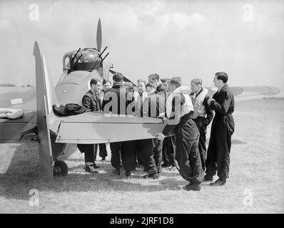 Le chef d'escadron P UN Hunter (extrême gauche), le commandant de l'escadron no 264 RAF, mémoires de l'un de ses pilotes de l'Escadron sur l'Boulton-Paul Defiants à Duxford, 31 mai 1940. Le chef d'escadron P UN CHASSEUR (à gauche), commandant du n°264 Squadron RAF, mémoires ses pilotes par un Boulton-Paul Defiant Mark I de l'escadron à Duxford, Cambridgeshire. Banque D'Images