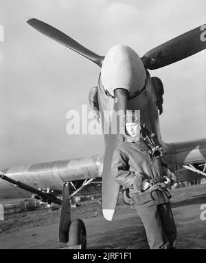 La bataille d'Angleterre 1940 personnalités britanniques : James Lacey DFM Comité permanent par l'hélice d'un Hawker Hurricane à Milfield, près de Berwick. Banque D'Images