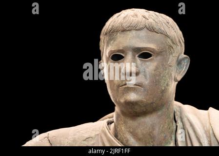 Gros plan sur une ancienne statue de bronze d'homme romain avec des yeux vides Banque D'Images