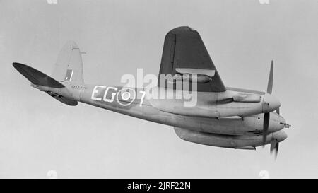 L'offensive aérienne stratégique contre l'Allemagne 1939-1945 UN De Havilland Mosquito de No 487 Squadron, RNZAF (Royal New Zealand Air Force), à partir de la RAF Hunsdon, Hertfordshire, photographié en février 1944 portant une bombe 500lb sous chaque aile. Un de ses rôles les plus importants dans le Bomber Command était de livrer sur un objectif, les dispositifs incendiaires qui par nuit à condition que le point de vue de la principale force de bombardiers lourds. Banque D'Images