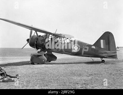 N° 22 (Army Co-operation) Group, Royal Air Force, de juin à novembre 1940. Westland Lysander Mark II, R1999 'LX-P', du no 225 Squadron RAF, en cours de maintenance à Tilshead, Wiltshire. Remarque l'unique mitrailleuse Lewis Mark III sur son Fairey support dans le poste arrière. Banque D'Images