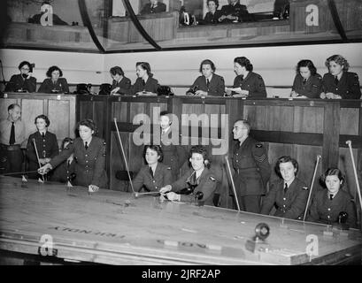 Les traceurs WAAF au travail dans la salle des opérations au siège du groupe no 11 à Uxbridge, Middlesex en 1942. Les traceurs WAAF au travail dans la salle des opérations au siège, aucun groupe 11, Uxbridge, Middlesex. Banque D'Images