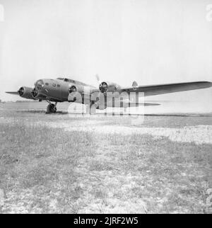 Boeing Fortress Mk I de n° 90 Squadron RAF basé à West Raynham, Norfolk, 20 juin 1941. Mark I, une forteresse521 &# 145;WP-K&# 146 ;, du n° 90 Squadron RAF basé à West 75014, Norfolk, préparation pour décoller à Hatfield, Hertfordshire, au cours d'une inspection des avions américains nouvellement arrivés par le Chef du personnel de l'aviation et de l'attaché de l'air. Banque D'Images