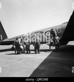 Royal Air Force Bomber Command, 1939-1941. L'équipage du Boeing Fortress Mark I, 'WP-G' de No 90 Squadron RAF, sortir de leurs avions à Polebrook, Northamptonshire, lumière du jour après une attaque contre le cuirassé allemand GNEISENAU à quai à Brest, en France, qu'ils ont bombardé à partir de 30 000 pieds. Les équipages des trois forteresses impliqués a constaté que le modèle de Sperry 'O' bombsight, avec laquelle les forteresses étaient équipés, n'a trop imprécises à cette hauteur, et que les moteurs Wright Cyclone avait de la difficulté à maintenir une telle altitude. Banque D'Images