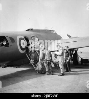 Royal Air Force Bomber Command, 1939-1941. De l'équipage n° 90 Squadron RAF, bord de leur forteresse Boeing Mark I à Polebrook, Northamptonshire, pour qu'une attaque sur le cuirassé allemand GNEISENAU, amarré à Brest, France. Banque D'Images