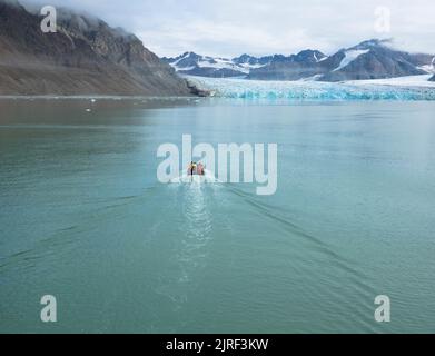 Vue panoramique sur le glacier du 14th juillet ou le Fjortende Julibreen. Est un magnifique glacier trouvé dans le nord-ouest du Spitsbergen. Pack de glace flottant Banque D'Images