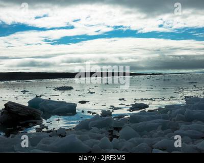 Vue panoramique sur la Fjortende Julibreen. Est un magnifique glacier trouvé dans le nord-ouest du Spitsbergen. Pack de glace flottant dans l'océan arctique. Svalbard Banque D'Images