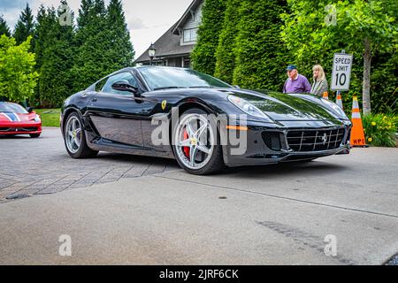 Highlands, NC - 10 juin 2022: Vue d'angle avant à faible perspective d'une Ferrari 2010 599 GTB Fiorano HGTE laissant un salon de voiture local. Banque D'Images