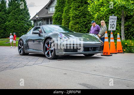 Highlands, NC - 10 juin 2022 : vue d'angle avant à faible perspective d'une Porsche 911 Targa 4S coupé 2021 laissant un salon de voiture local. Banque D'Images