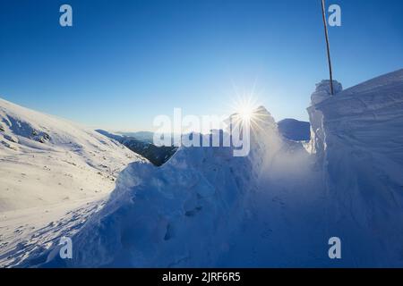 Vue sur la montagne et neige profonde entassée par le vent. Banque D'Images