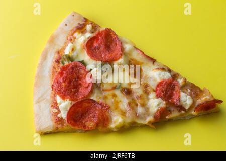 Une tranche de pizza fraîche et classique italienne originale Pepperoni Pizza isolée sur fond jaune - photo Banque D'Images