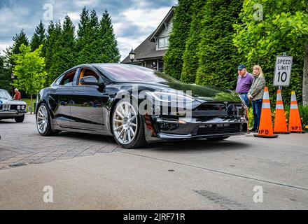 Highlands, Caroline du Nord - 10 juin 2022 : vue d'angle avant à faible perspective d'une berline à carreaux Tesla modèle S 2022 laissant un salon de voiture local. Banque D'Images
