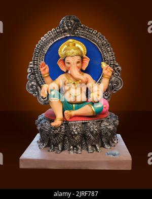 Dieu hindou Ganesha sur fond marron, Ganesha Idol. Ganesh festival. Banque D'Images