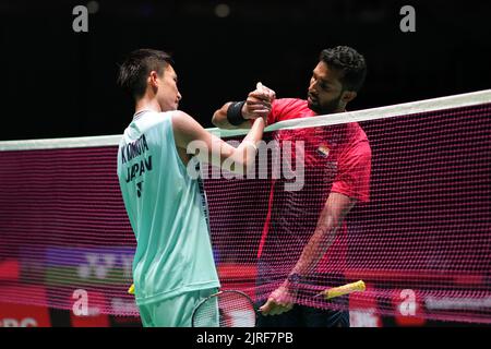 Tokyo, Japon. 24th août 2022. Momota Kento (L) du Japon reconnaît Prannoy H. S. de l'Inde après le deuxième tour de leur équipe masculine lors des Championnats du monde BWF 2022 à Tokyo, Japon, le 24 août 2022. Credit: Zhang Xiaoyu/Xinhua/Alay Live News Banque D'Images