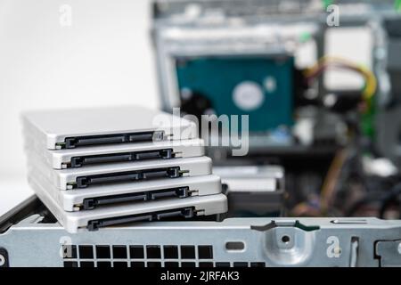 Vue fermée des disques durs SSD sur le PC de bureau professionnel Banque D'Images