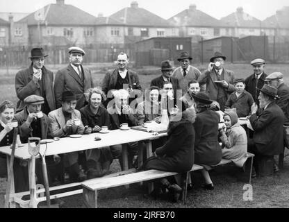 Jardiniers amateurs les outils pour le thé et des sandwichs sur un alloment en Acton pendant la campagne des ig pour la victoire en 1940. Jardiniers amateurs les outils pour le thé et des sandwichs sur un alloment à Acton, 1940. Banque D'Images