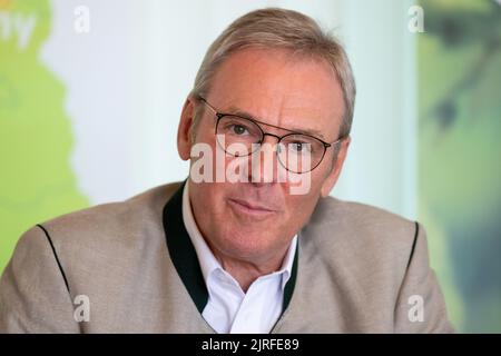 Wolnzach, Allemagne. 24th août 2022. Adolf Schapfl, Président de l'Association des producteurs allemands de houblon, participe à un briefing de presse pour évaluer la récolte de houblon en 2022. Credit: Sven Hoppe/dpa/Alay Live News Banque D'Images