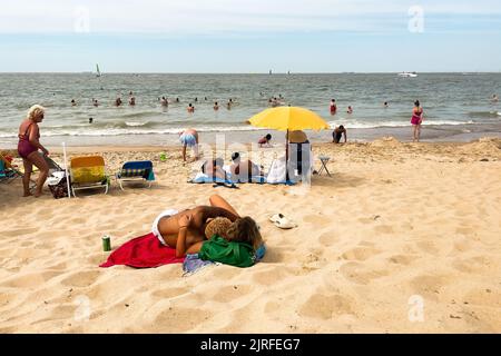 Une foule de personnes appréciant leur été sur la plage de Knokke Banque D'Images