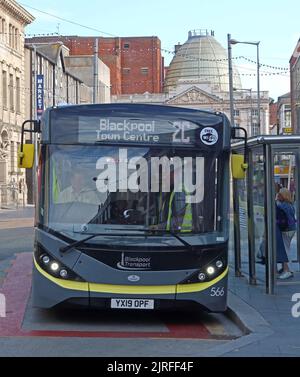 Blackpool bus 2C à Town Centre, Blackpool transport Services Ltd, Lancashire, Angleterre, Royaume-Uni, FY1 - Mercedes-Benz Citaro B38F - flotte no 566 Banque D'Images