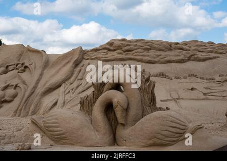 Lappeenranta, Finlande. 21 août 2022. Swans - sculpture de sable dans la nature finlandaise thème Lappeenranta Sandcastle Banque D'Images