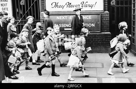 Le système d'évacuation en Grande-Bretagne Londres 1940 écoliers hors de l'ouest de l'Angleterre. Photo montre : les enfants d'arriver à une station de Londres ce matin de partir pour l'ouest du pays. Banque D'Images