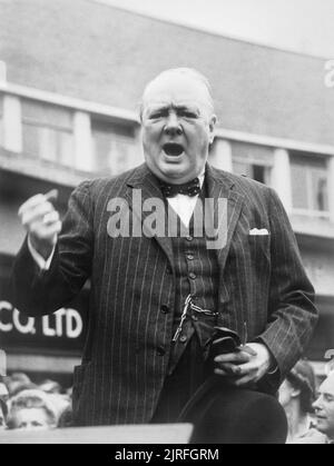 Winston Churchill au cours de la campagne d'élection générale en 1945, le premier ministre Winston Churchill a fait un discours à Uxbridge, Middlesex, au cours de la campagne électorale, le 27 juin 1945. Banque D'Images