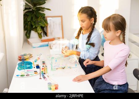 Artisanat d'automne pour les enfants. Renard animal en feuille d'érable. Art et créativité pour les enfants. Artisanat en matériaux naturels. Dessin pour filles avec peintures. Banque D'Images