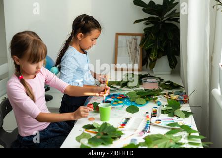 Artisanat d'automne pour les enfants. Renard animal en feuille d'érable. Art et créativité pour les enfants. Artisanat en matériaux naturels. Dessin pour filles avec peintures. Banque D'Images