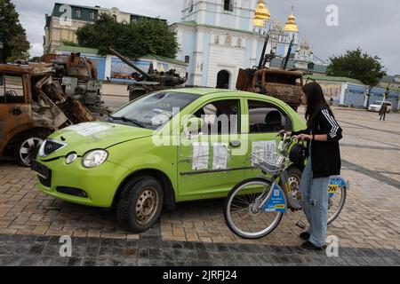 Voiture avec signe sur elle lisant "enfants" - exposition de chars militaires et de véhicules naufragés et brûlés de la guerre actuelle et de l'invasion russe de l'Ukraine, en face du Monastère des dômes d'Or de Saint-Michel, à Kiev, Ukraine, 19 juillet 2022. Banque D'Images