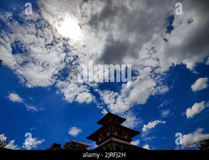 Katmandou, Bagmati, Népal. 24th août 2022. Un beau motif de nuages est photographié dans le ciel à la place Hanumanchoka Durbar à Katmandou, au Népal, sur 24 août 2022. (Image de crédit : © Sunil Sharma/ZUMA Press Wire) Banque D'Images