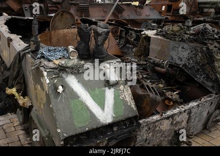 Exposition de chars et de véhicules militaires naufragés et brûlés de la guerre actuelle et de l’invasion russe de l’Ukraine, devant le Monastère des dômes d’Or de Saint-Michel, à Kiev, en Ukraine, le 19 juillet 2022. Banque D'Images