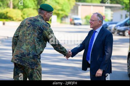 Munster, Allemagne. 24th août 2022. Stephan Weil (SPD, r), ministre-président de la Basse-Saxe, est accueilli par Lutz Kuhn, commandant de brigade de la Brigade d'entraînement de chars 9. Le Premier ministre parle avec le commandant du colonel Lutz Kuhn et les soldats de la situation actuelle de la brigade. Credit: Philipp Schulze/dpa/Alamy Live News Banque D'Images