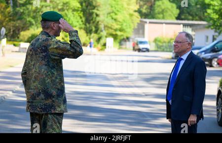 Munster, Allemagne. 24th août 2022. Stephan Weil (SPD, r), ministre-président de la Basse-Saxe, est accueilli par Lutz Kuhn, commandant de brigade de la Brigade d'entraînement de chars 9. Le Premier ministre parle avec le commandant du colonel Lutz Kuhn et les soldats de la situation actuelle de la brigade. Credit: Philipp Schulze/dpa/Alamy Live News Banque D'Images