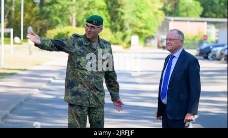 Munster, Allemagne. 24th août 2022. Stephan Weil (SPD, r), ministre-président de la Basse-Saxe, est accueilli par Lutz Kuhn, commandant de brigade de la Brigade d'entraînement de chars 9. Le Premier ministre parle avec le commandant du colonel Lutz Kuhn et les soldats de la situation actuelle de la brigade. Credit: Philipp Schulze/dpa/Alamy Live News Banque D'Images