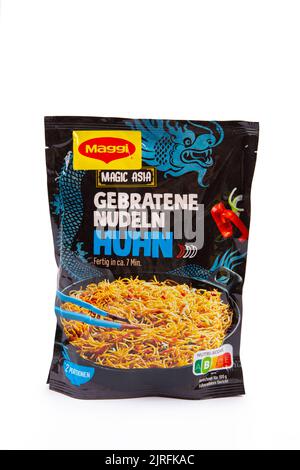 WETZLAR, ALLEMAGNE 2022-07-25: MAGGI Asia Instant Noodles.Maggi est une marque internationale de soupes, de stocks, de cubes de bouillon, de ketchup, de sauce. Banque D'Images