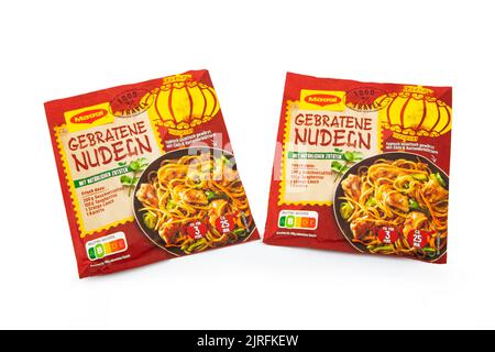 WETZLAR, ALLEMAGNE 2022-07-25: MAGGI Fried Asia Instant Noodles.Maggi est une marque internationale de soupes, de stocks, de cubes de bouillon, de ketchup, de sauce. Banque D'Images