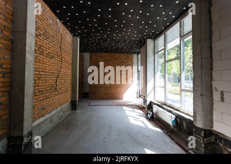 Grande chambre spacieuse, éclairée par la lumière naturelle des fenêtres, espace intérieur vide Banque D'Images