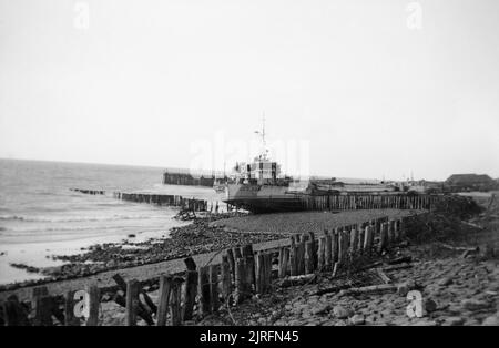 Invasion de l'île Walcheren [westkapelle] l'occupation de l'île Walcheren va vite. Le rinçage est aux mains des Britanniques et des troupes fanning out à l'Ouest sont proches de la Marine Commandos descendant du pont (Weskapelle où ces photos ont été prises). Cette image montre l'épave d'un bateau de débarquement sur la plage de Walcheren. Banque D'Images