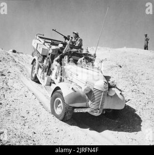 Un Long Range Desert Group 30cwt Chevrolet WB chariot négocie la pente d'une dune de sable au cours d'une patrouille dans le désert, 27 mars 1941. L'offensive de l'axe 1941 - 1942 : Un camion Long Range Desert Group négocie la pente d'une dune de sable au cours d'une patrouille dans le désert. Banque D'Images