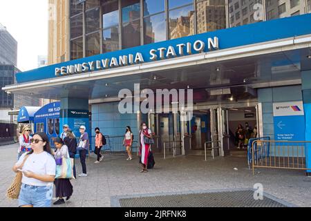 New York, NY, États-Unis - 23 août 2022 : une des entrées de la gare de Pennsylvanie à Manhattan attenante au Madison Square Garden Banque D'Images