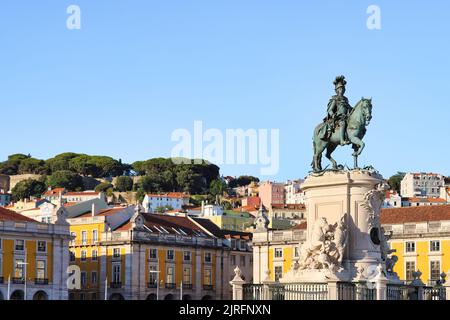 Lisbonne, capitale du Portugal. Paysage urbain vu de Praça do Comércio, Commerce Plaza avec la statue du roi José I. espace de copie, placez votre texte. Banque D'Images