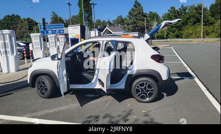 HEILIGENHAUS, NRW, ALLEMAGNE - 10 AOÛT 2022: Heiligenhaus, NRW, Allemagne - 10 août 2022: Toute nouvelle automobile électrique Dacia Spring en cours de charge Banque D'Images