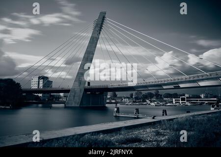 Une belle photo du pont de liaison Lekki - Ikoyi au-dessus d'une rivière au Nigeria Banque D'Images