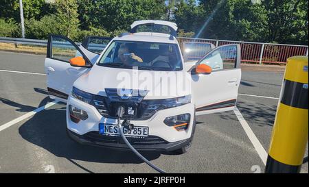 HEILIGENHAUS, NRW, ALLEMAGNE - 10 AOÛT 2022: Heiligenhaus, NRW, Allemagne - 10 août 2022: Toute nouvelle automobile électrique Dacia Spring en cours de charge Banque D'Images