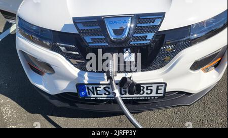 HEILIGENHAUS, NRW, ALLEMAGNE - 10 AOÛT 2022: Heiligenhaus, NRW, Allemagne - 10 août 2022: Toute nouvelle automobile électrique Dacia Spring en cours de charge Banque D'Images